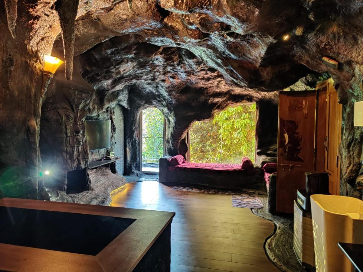 Villa Rai'S Coorg Cave House à Madikeri Extérieur photo